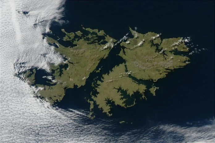 Imagen_satelital_de_las_Islas_Malvinas-e1680288846106
