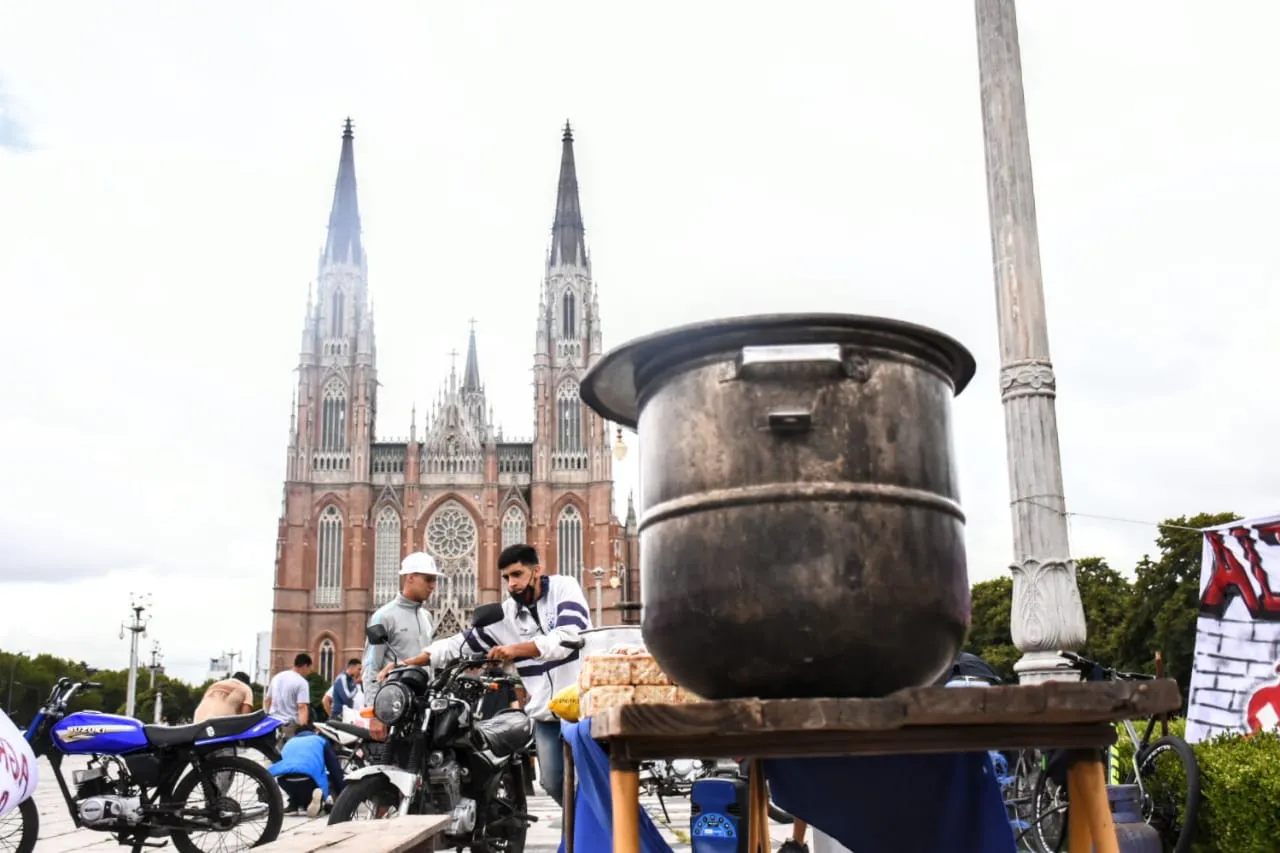 multimedia.normal.8cb5cd472ffbf0c9.T2xsYS1wb3B1bGFyLVBsYXphLU1vcmVub19ub3JtYWwud2VicA==